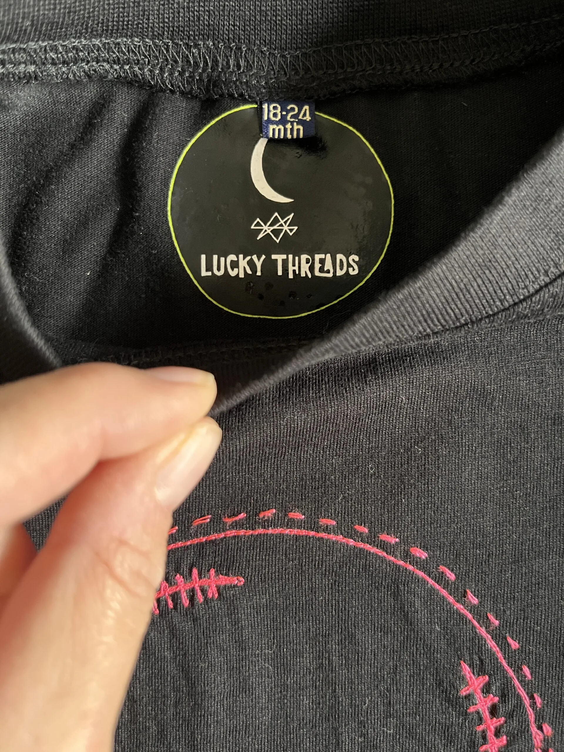 close up vinyl logo fo Lucky Threads LOGO